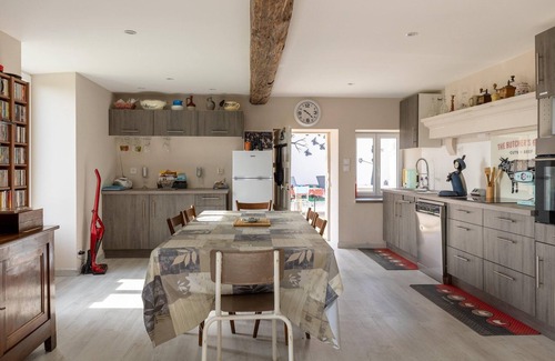 Molesme House | Holiday Home in Molesme with Garden and BBQ