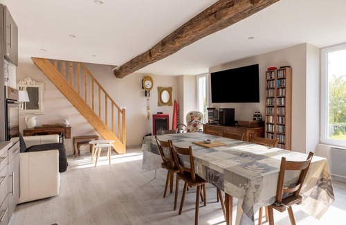 Molesme House | Holiday Home in Molesme with Garden and BBQ