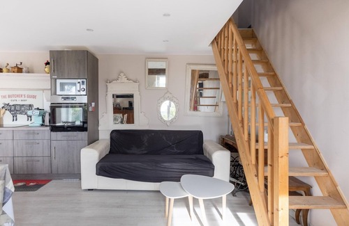 Molesme House | Holiday Home in Molesme with Garden and BBQ