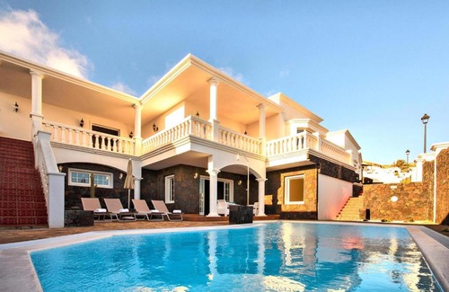 Nazaret House | Cozy Holiday Home in Nazareth with Inviting Pool Access