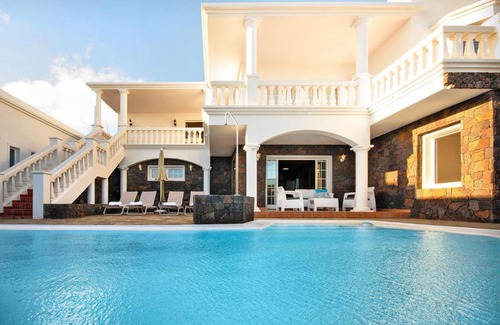 Nazaret House | Cozy Holiday Home in Nazareth with Inviting Pool Access