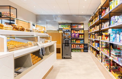 Nieuwvliet House | Ideal Holiday Home: Pet-Friendly with Pool & Wine Fridge