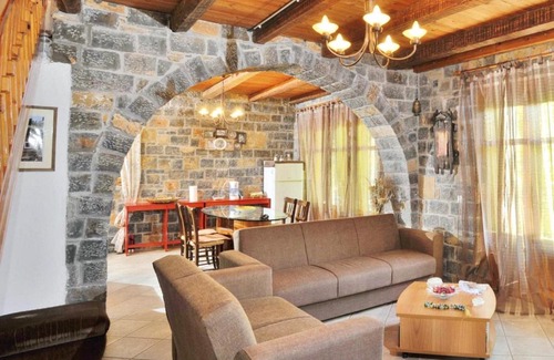 Prina House | Cozy Holiday Home in Prina with Pool near Agios Nikolaos