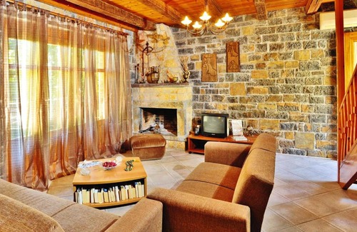 Prina House | Cozy Holiday Home in Prina with Pool near Agios Nikolaos