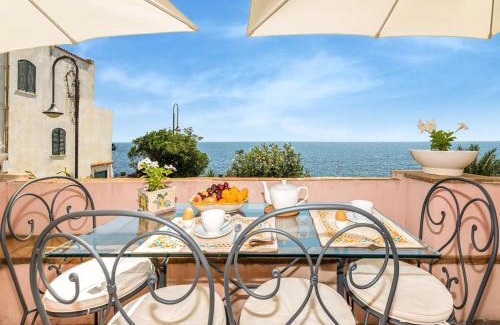 Santa Tecla House | Scenic Seaside Residence with Garden for Families