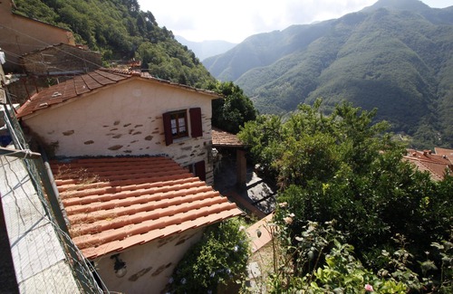 Stazzema House | Cozy Holiday Home in Stazzema with Ocean View Amenities