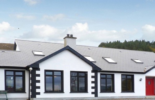 Manorhamilton House | Idyllic Holiday Home in Ireland with Breakfast & Kitchen