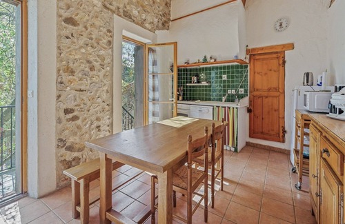 Tautavel House | Inviting Holiday Home in Tautavel with Balcony & Kitchen