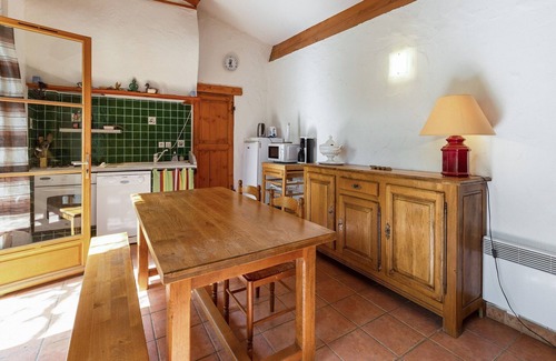 Tautavel House | Inviting Holiday Home in Tautavel with Balcony & Kitchen