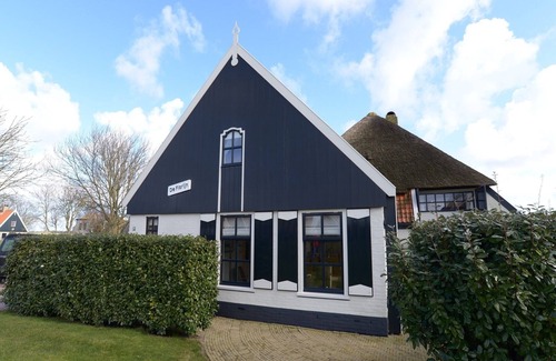Oosterend House | Charming Lodge in Historic Fishing Village with Ocean View