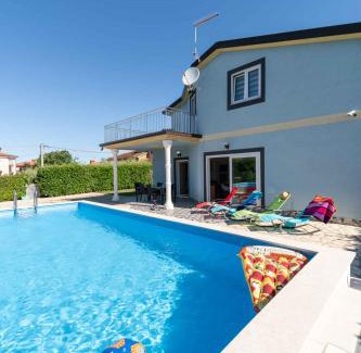 Radini House | Pet-Friendly Holiday Home in Umag with Pool Access