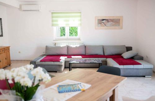 Radini House | Pet-Friendly Holiday Home in Umag with Pool Access
