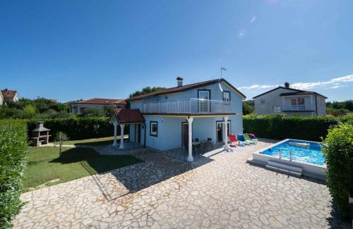 Radini House | Pet-Friendly Holiday Home in Umag with Pool Access