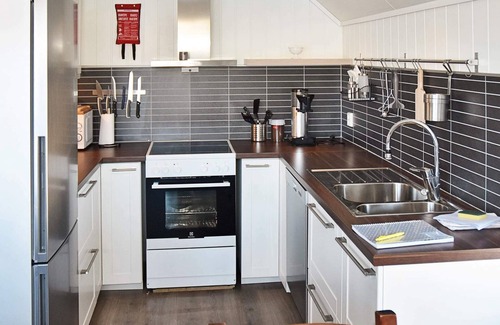 Bomlo House | Holiday Home in Urangsvåg