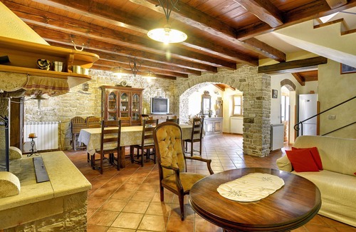 Valtura House | Inviting Valtura Holiday Home with Pool Access for Families