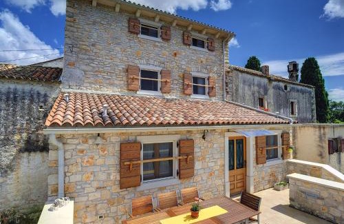 Valtura House | Rustic Holiday Home in Valtura with Inviting Swimming Pool