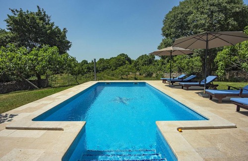 Valtura House | Rustic Holiday Home in Valtura with Inviting Swimming Pool