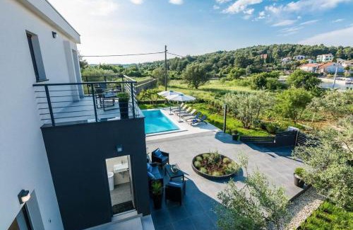 Zdrelac House | Seaside Holiday Home in Ždrelac with Pool and Terrace