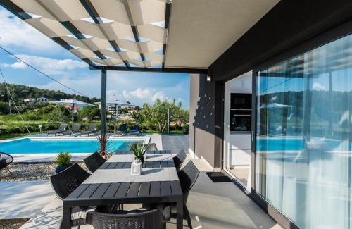 Zdrelac House | Seaside Holiday Home in Ždrelac with Pool and Terrace