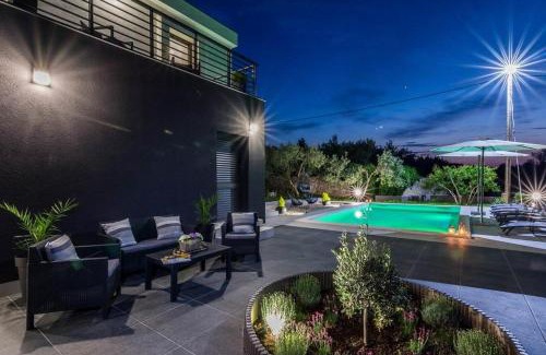 Zdrelac House | Seaside Holiday Home in Ždrelac with Pool and Terrace