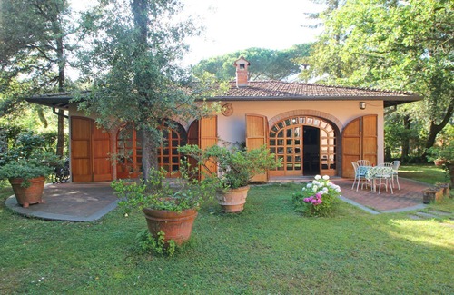 Ronchi House | Cozy Holiday Home with Garden, Close to Forte dei Marmi