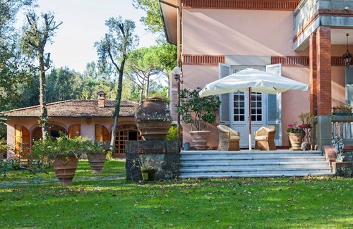 Ronchi House | Cozy Holiday Home with Garden, Close to Forte dei Marmi