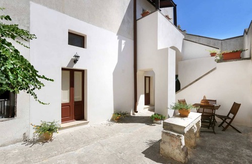 Presicce House | Modern Holiday Home 'Corte Antica 5' with Wi-Fi & Spa