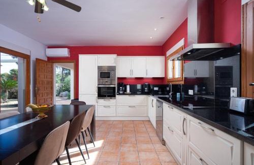 Moravit House | Inviting Holiday Home Johlim: Family-Friendly with Pool