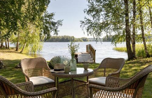 Asikkala House | Inviting Holiday Home Joutsenlahti with Hot Tub & Kitchen