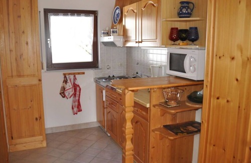 Manebach Apartment | Cozy Holiday Home Kahl with Kitchen & Breakfast Options