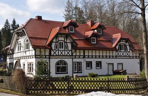 Manebach Apartment | Cozy Holiday Home Kahl with Kitchen & Breakfast Options