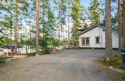 Mantyharju House | Elegant Holiday Home Kissankulma with Hot Tub & Kitchen