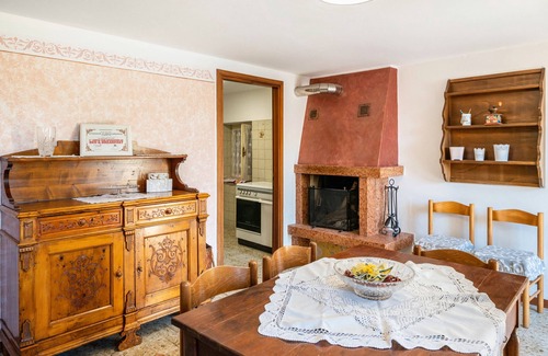Caprino Veronese Bed & Breakfast | Inviting Holiday Home 'La Casa Di Delfina' with Private Garden