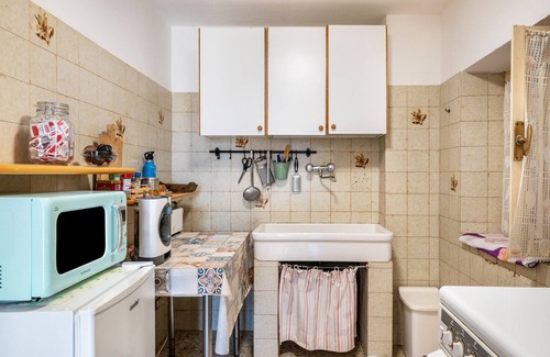 Caprino Veronese Bed & Breakfast | Inviting Holiday Home 'La Casa Di Delfina' with Private Garden