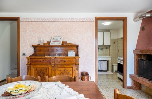 Caprino Veronese Bed & Breakfast | Inviting Holiday Home 'La Casa Di Delfina' with Private Garden