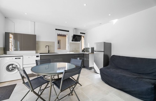 Sollies-Ville House | Holiday Home 'L'oliveraie' with Mountain View, Private Terrace and Air Conditioning