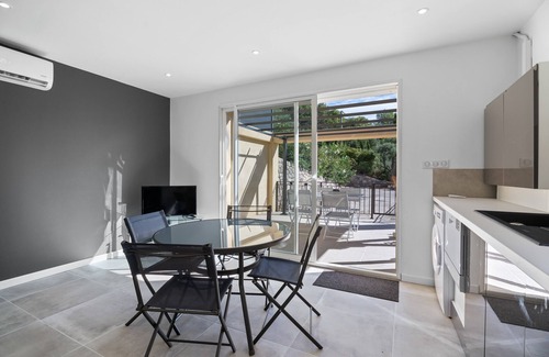 Sollies-Ville House | Holiday Home 'L'oliveraie' with Mountain View, Private Terrace and Air Conditioning
