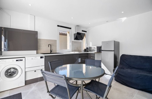 Sollies-Ville House | Holiday Home 'L'oliveraie' with Mountain View, Private Terrace and Air Conditioning