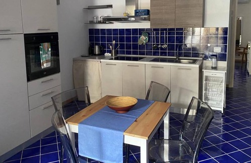 Cozze House | Holiday Home 'La Casa Dei Pesci Blu' with Shared Pool, Wi-Fi and Air Conditioning