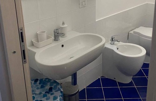 Cozze House | Holiday Home 'La Casa Dei Pesci Blu' with Shared Pool, Wi-Fi and Air Conditioning