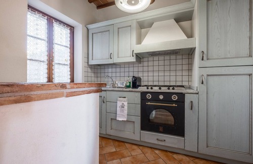 Casone House | Holiday Home 'La Casetta Del Caminetto' with Shared Pool, Shared Garden and Balcony