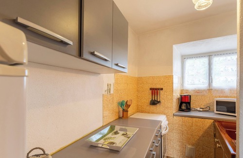 Gravieres House | Holiday Home 'La Grange' with Mountain View, Shared Pool and Air Conditioning