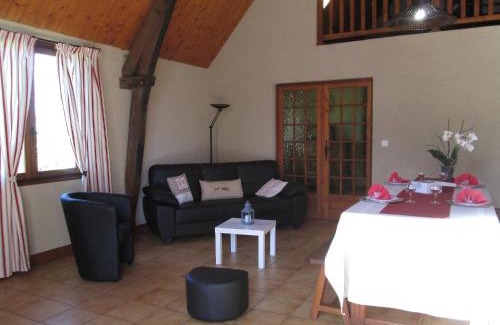 Saint-Jean-Lagineste House | Pet-Friendly Holiday Home La Grange with Private Pool