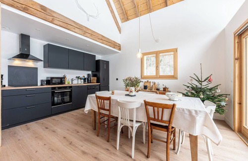 Jarsy House | Holiday Home 'La Grange De Fernande - 8 Personnes' with Mountain View, Terrace and Wi-Fi
