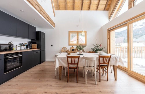 Jarsy House | Holiday Home 'La Grange De Fernande - 8 Personnes' with Mountain View, Terrace and Wi-Fi