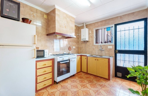 Camporrobles House | Relaxing Holiday Home "La Luna" with Terrace & Wi-Fi