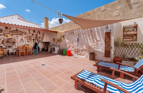 Camporrobles House | Relaxing Holiday Home "La Luna" with Terrace & Wi-Fi