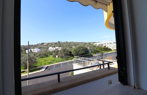 Castro Marina House | Cozy Holiday Home 'La Perla A Castro' with Private Terrace