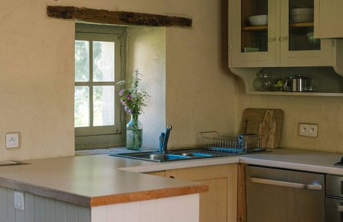 Pluneret House | Holiday Home 'La Petite Maison' with Shared Pool, Private Terrace and Wi-Fi