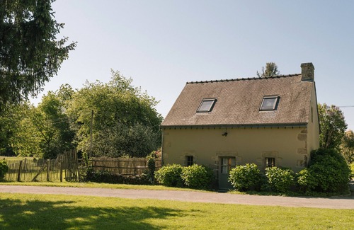 Pluneret House | Holiday Home 'La Petite Maison' with Shared Pool, Private Terrace and Wi-Fi